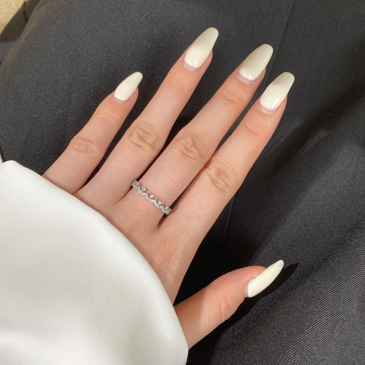 エレガントで輝くラウンドシェイプのパーティーリング