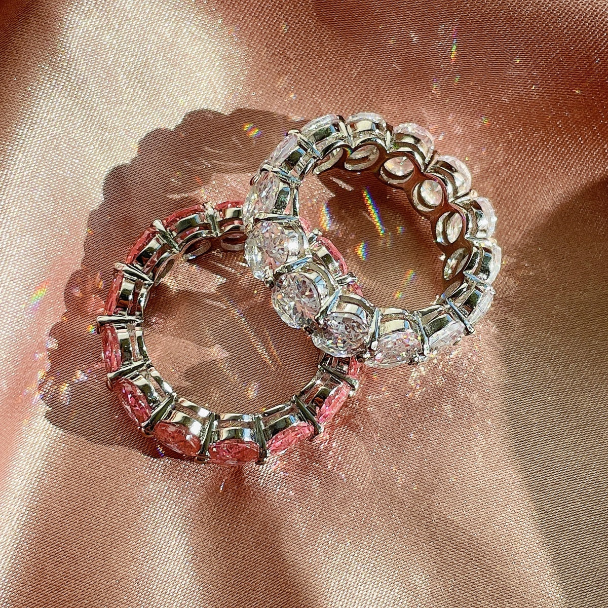 繊細な細長いクッションカットのテニスリング