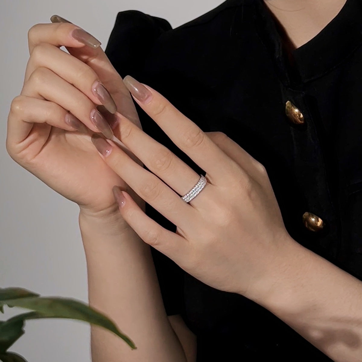 繊細なラウンドカットのテニスリング