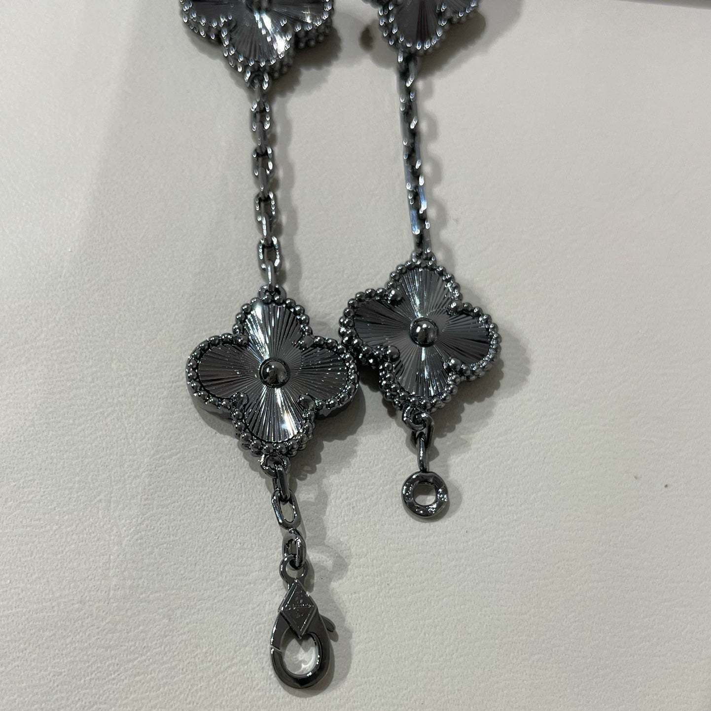 [BLUE TEARS]クローバー5モチーフ ブラックブレスレット