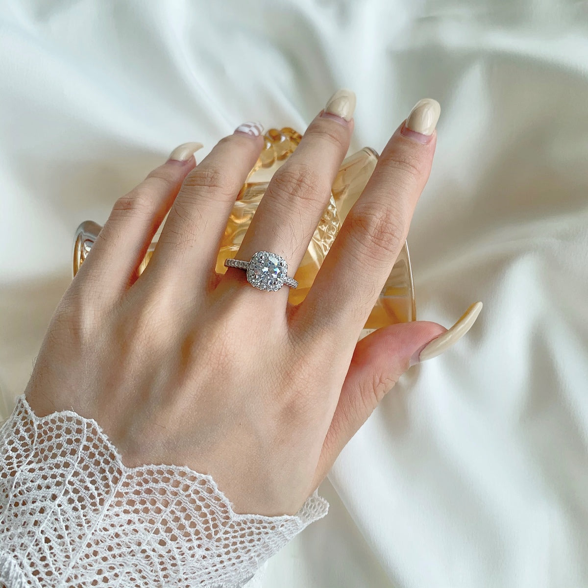 まばゆい輝きのラウンドカット結婚指輪