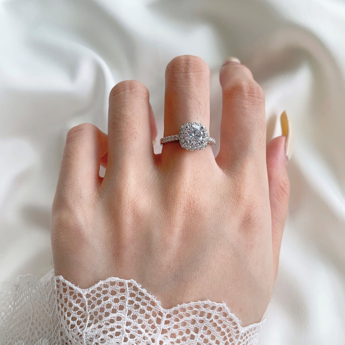 まばゆい輝きのラウンドカット結婚指輪