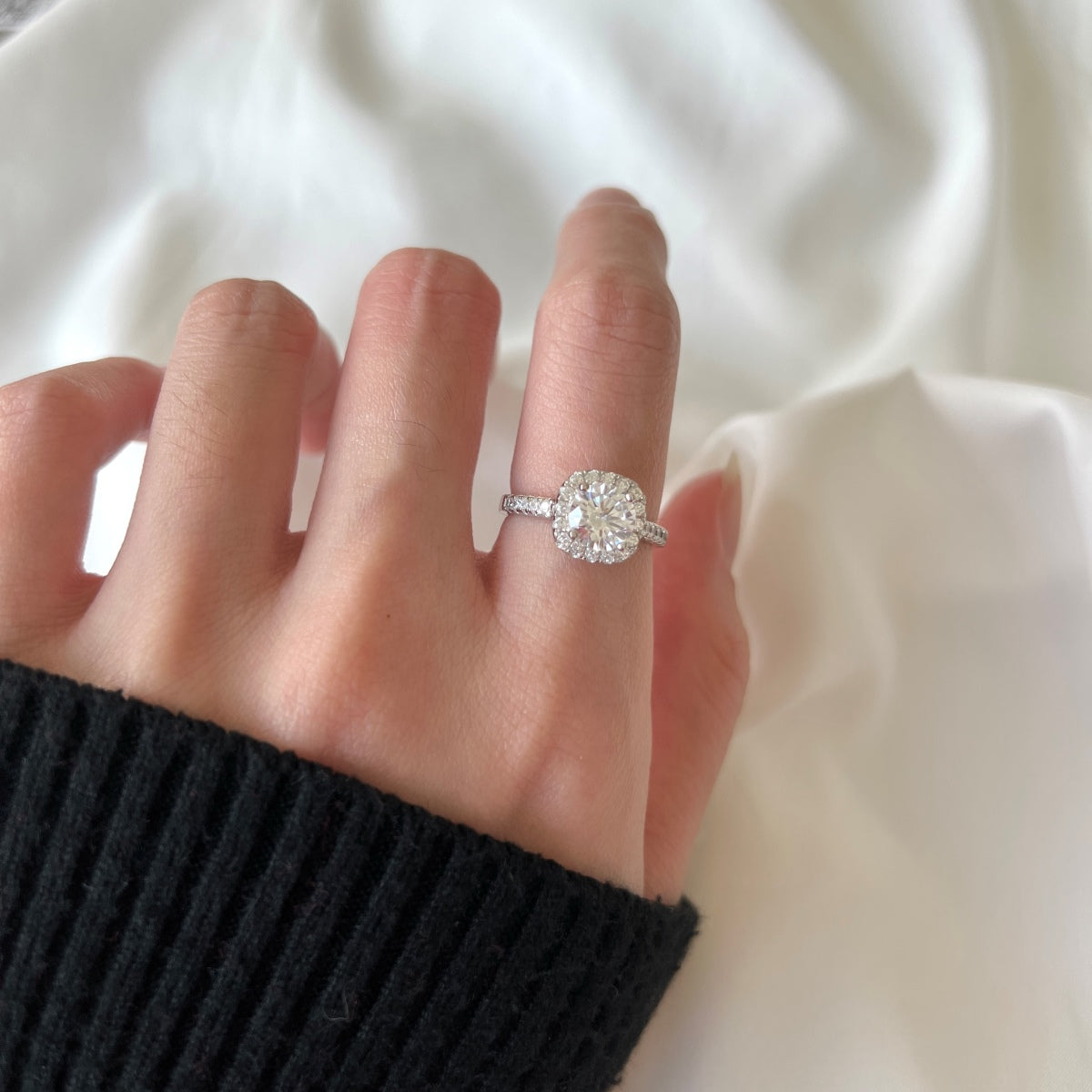 まばゆい輝きのラウンドカット結婚指輪