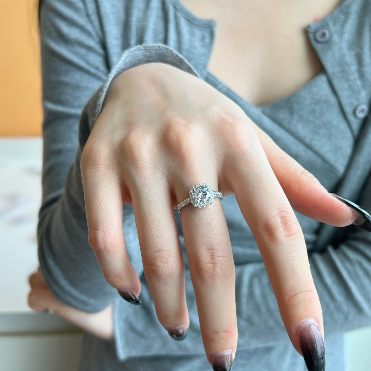 まばゆい輝きのラウンドカット結婚指輪
