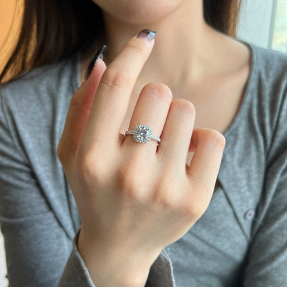まばゆい輝きのラウンドカット結婚指輪