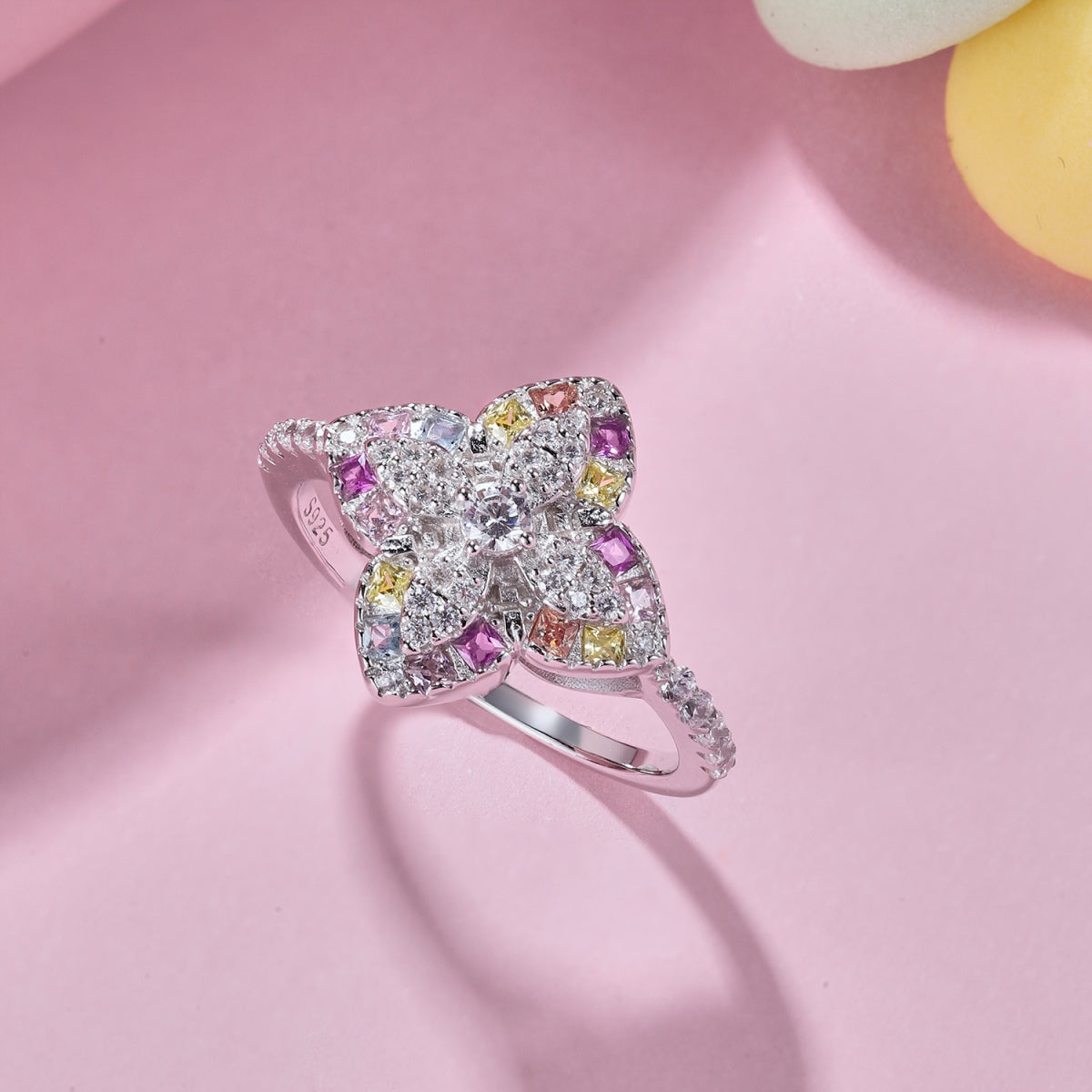 豪華なカラフルな花の形のバンケットリング