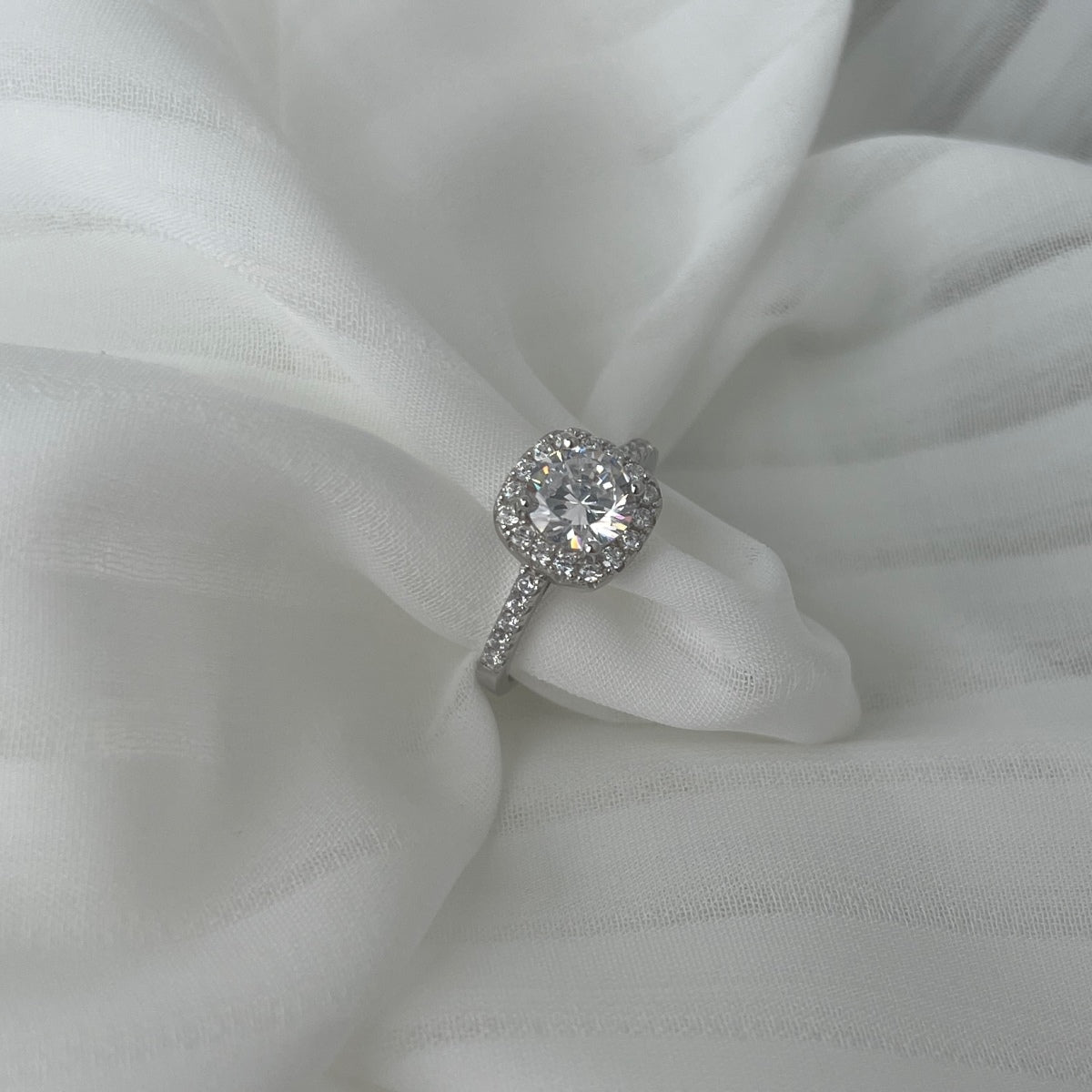 まばゆい輝きのラウンドカット結婚指輪