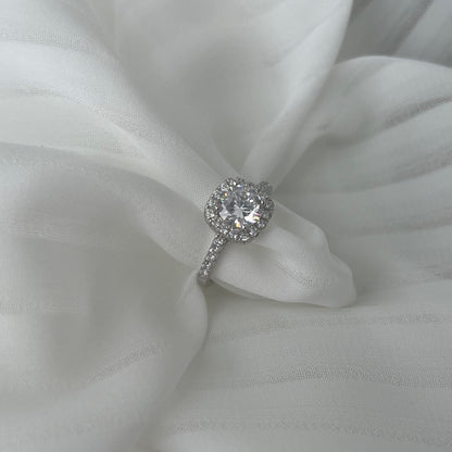 まばゆい輝きのラウンドカット結婚指輪
