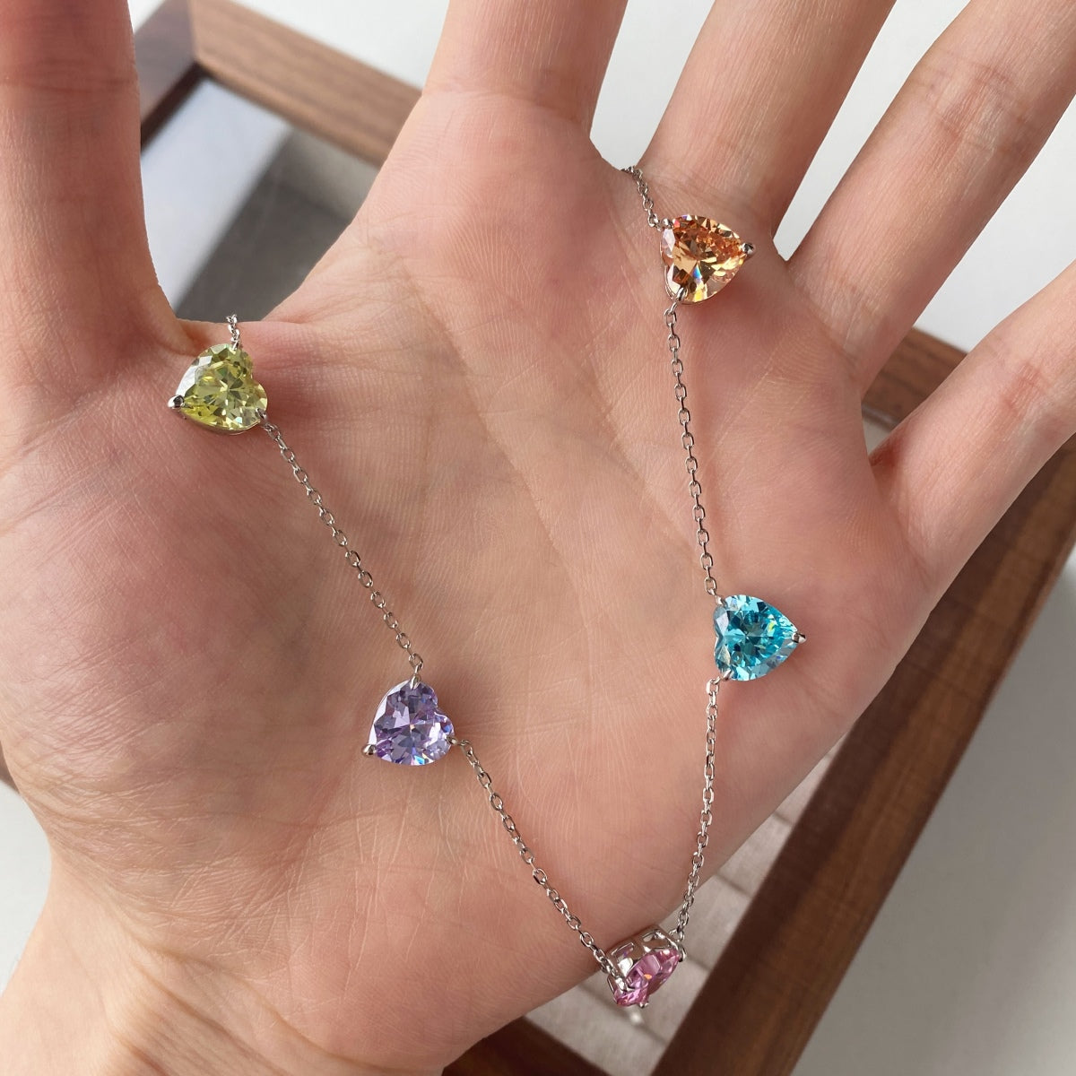 キラキラ輝くカラフルなハートカットネックレス