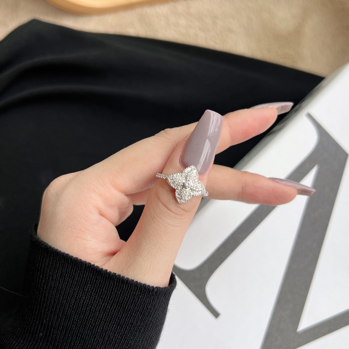豪華なカラフルな花の形のバンケットリング