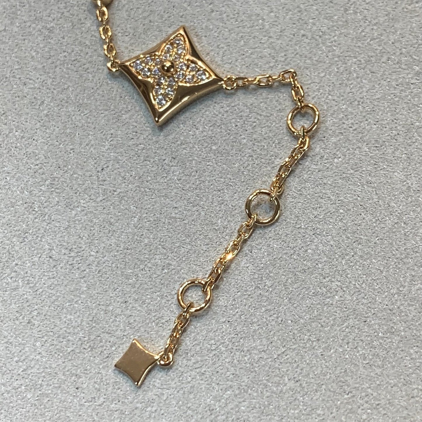 [BLAUE TRÄNEN] GOLDARMBAND MIT 4 MOTIVEN, STERN UND SONNE UND DIAMANTEN