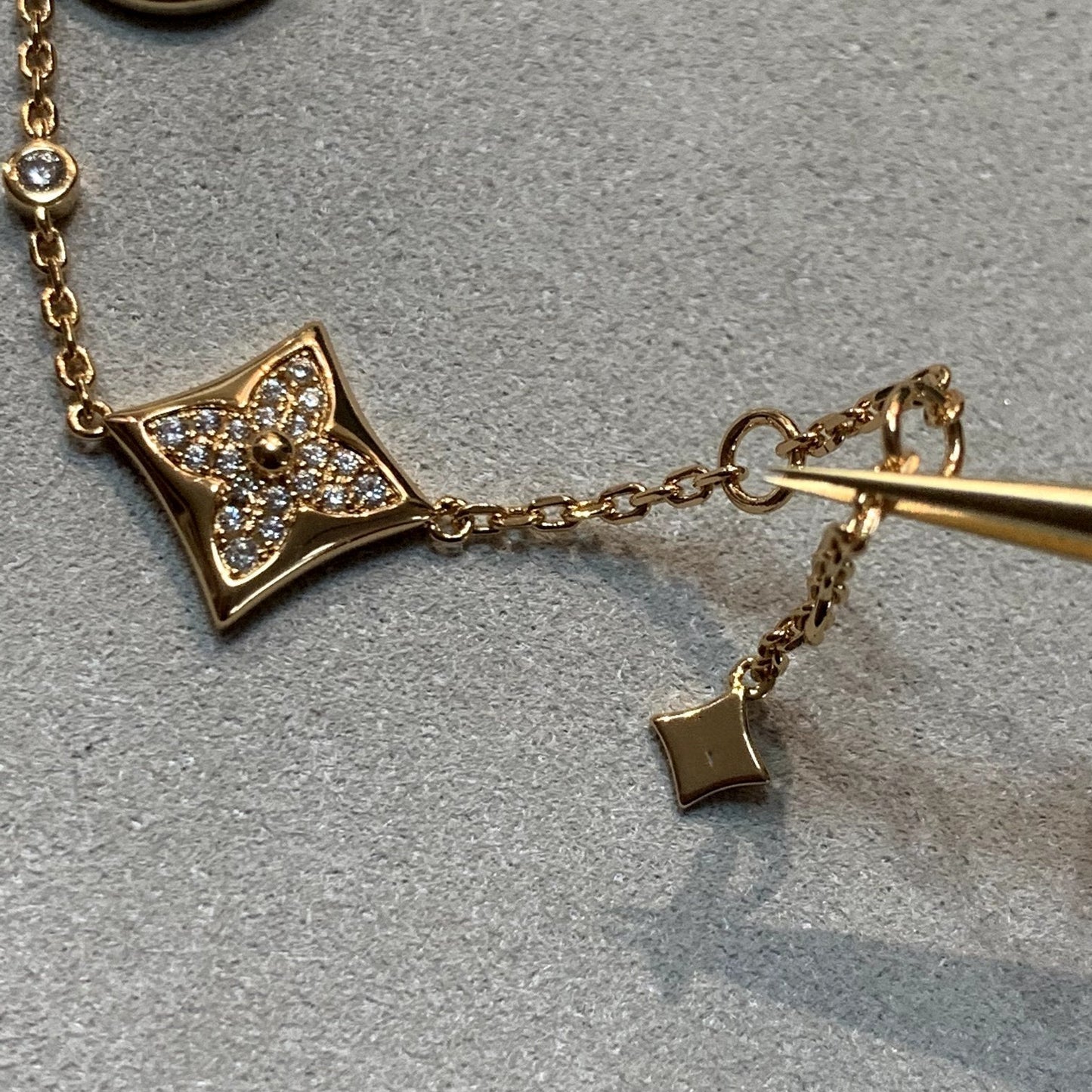 [BLAUE TRÄNEN] GOLDARMBAND MIT 4 MOTIVEN, STERN UND SONNE UND DIAMANTEN