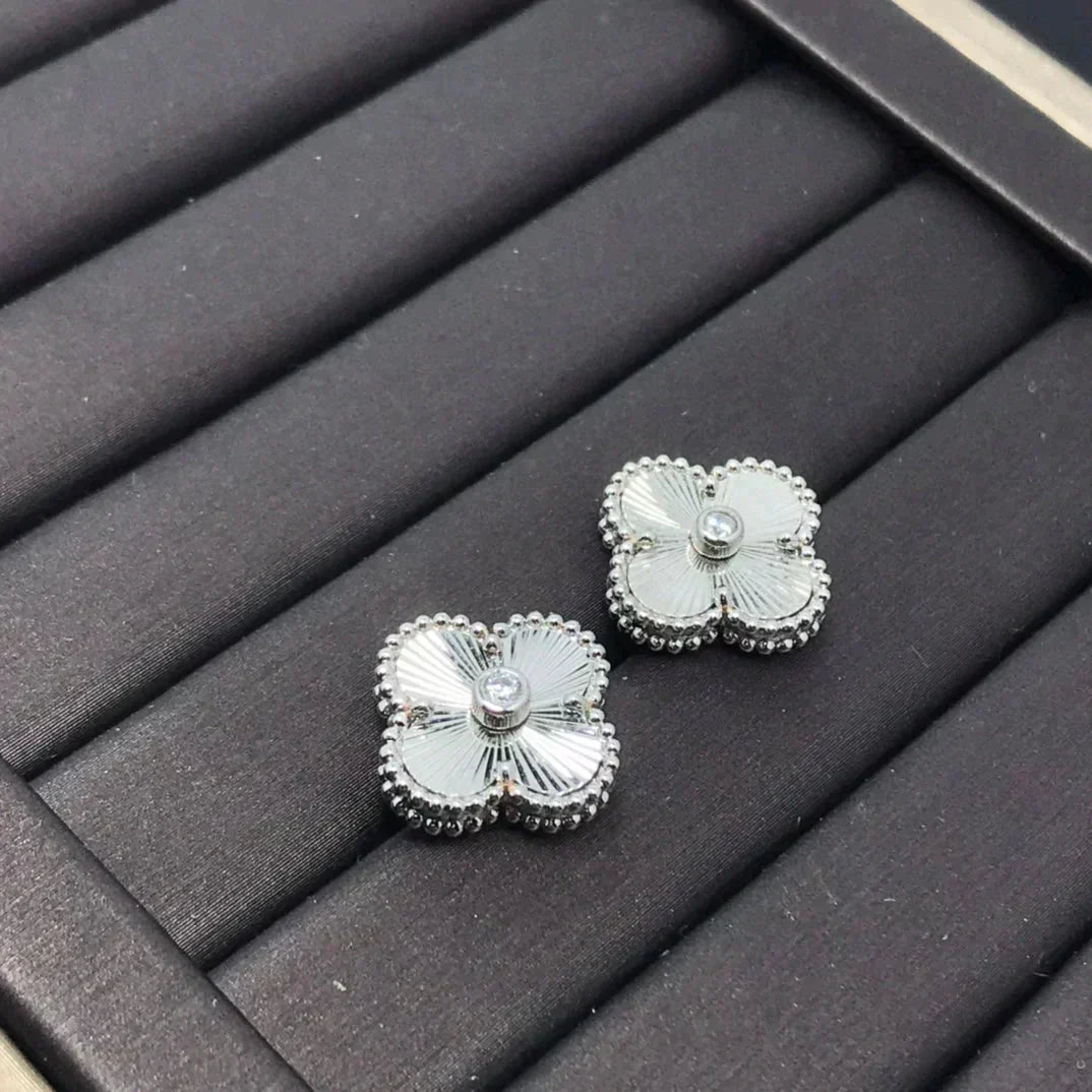[ブルーティアーズ]クローバーミニ9.5mmレーザーピアス