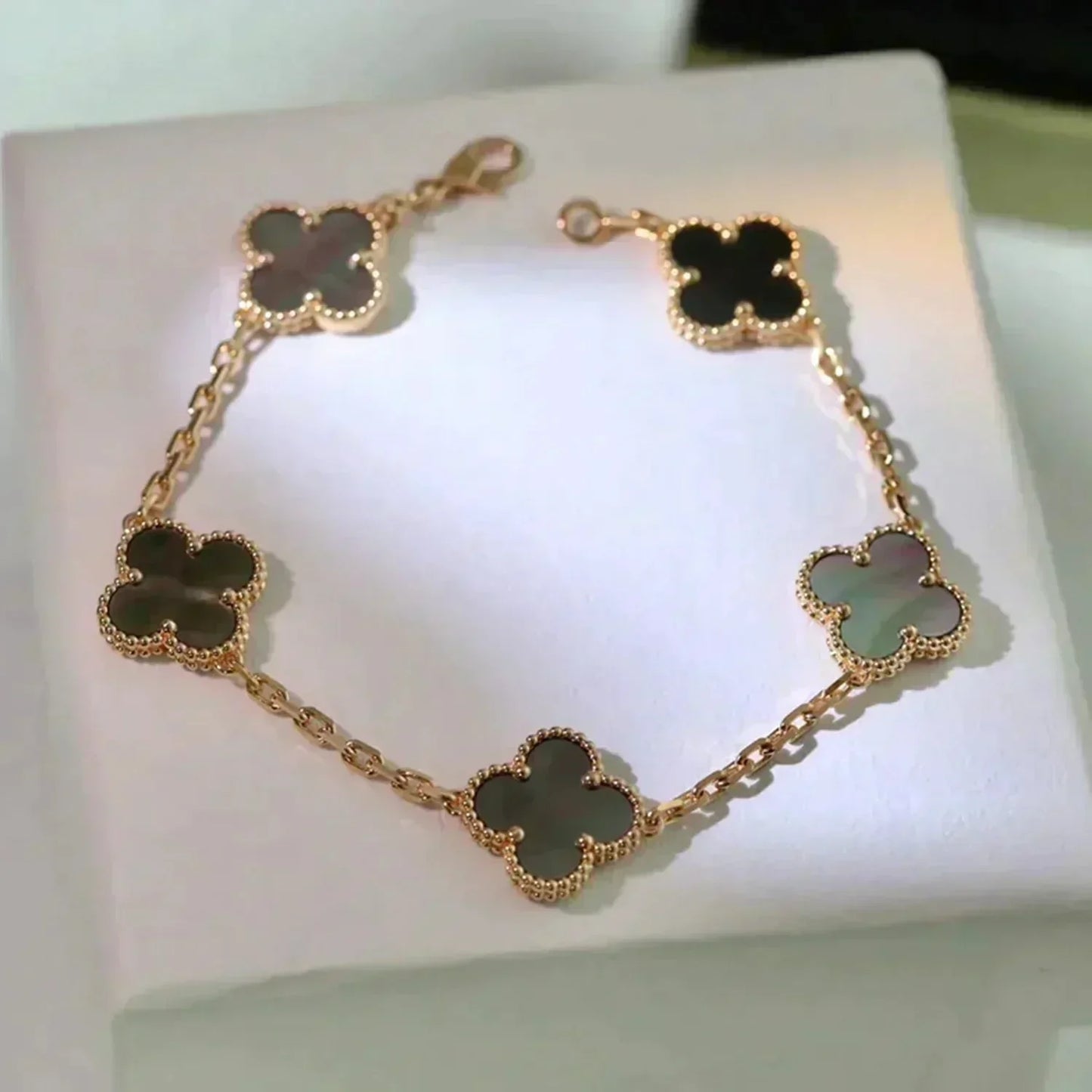 [BLUE TEARS]CLOVER 5 MOTIF GRAY MOP  BRACELET