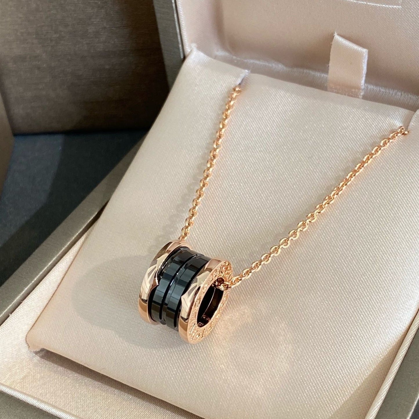 [BLUE TEARS]ZERO 1 BLACK CERAMIC PINK GOLD NECKLACE