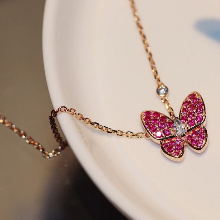 [BLAUE TRÄNEN] HALSKETTE AUS ROSÉGOLD MIT ROTEN DIAMANTEN UND SCHMETTERLINGEN