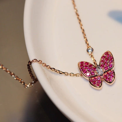 [BLAUE TRÄNEN] HALSKETTE AUS ROSÉGOLD MIT ROTEN DIAMANTEN UND SCHMETTERLINGEN