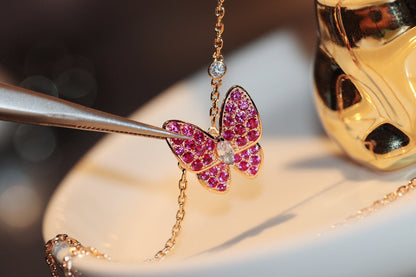 [BLAUE TRÄNEN] HALSKETTE AUS ROSÉGOLD MIT ROTEN DIAMANTEN UND SCHMETTERLINGEN
