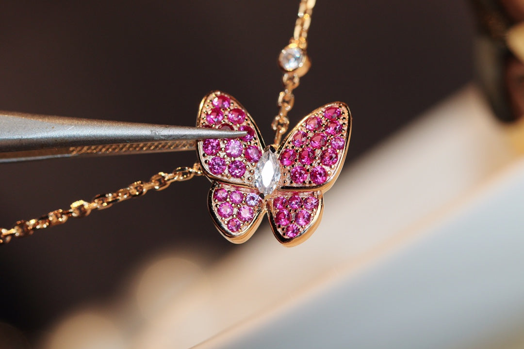 [BLAUE TRÄNEN] HALSKETTE AUS ROSÉGOLD MIT ROTEN DIAMANTEN UND SCHMETTERLINGEN