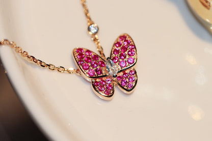 [BLAUE TRÄNEN] HALSKETTE AUS ROSÉGOLD MIT ROTEN DIAMANTEN UND SCHMETTERLINGEN