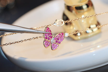 [BLAUE TRÄNEN] HALSKETTE AUS ROSÉGOLD MIT ROTEN DIAMANTEN UND SCHMETTERLINGEN