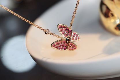 [BLAUE TRÄNEN] HALSKETTE AUS ROSÉGOLD MIT ROTEN DIAMANTEN UND SCHMETTERLINGEN