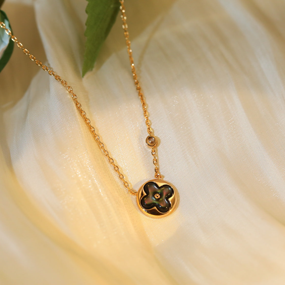 [BLAUE TRÄNEN] HALSKETTE MIT SONNENANHÄNGER AUS ROTGOLD MIT 1 DIAMANT