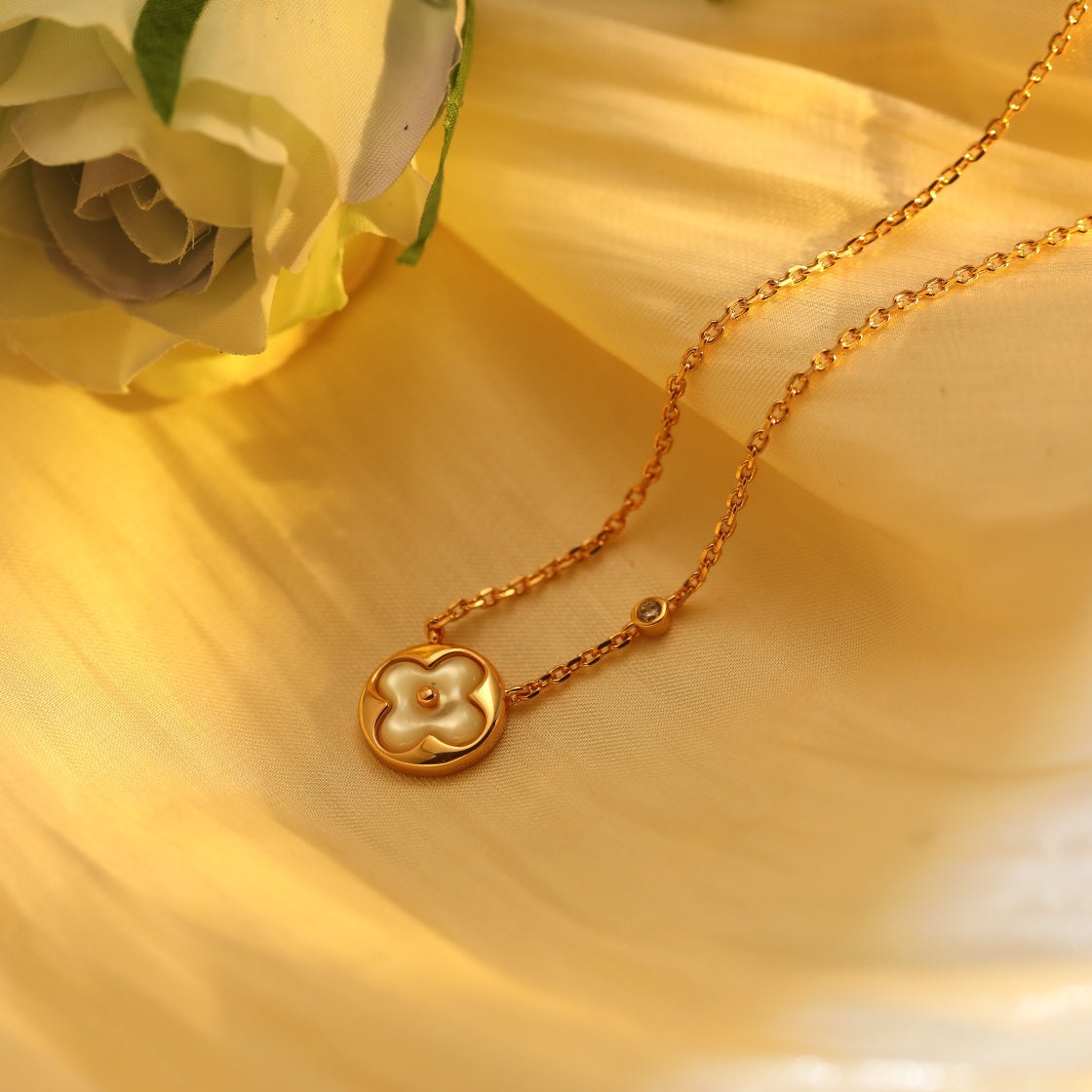 [BLAUE TRÄNEN] HALSKETTE MIT SONNENANHÄNGER AUS ROTGOLD MIT 1 DIAMANT