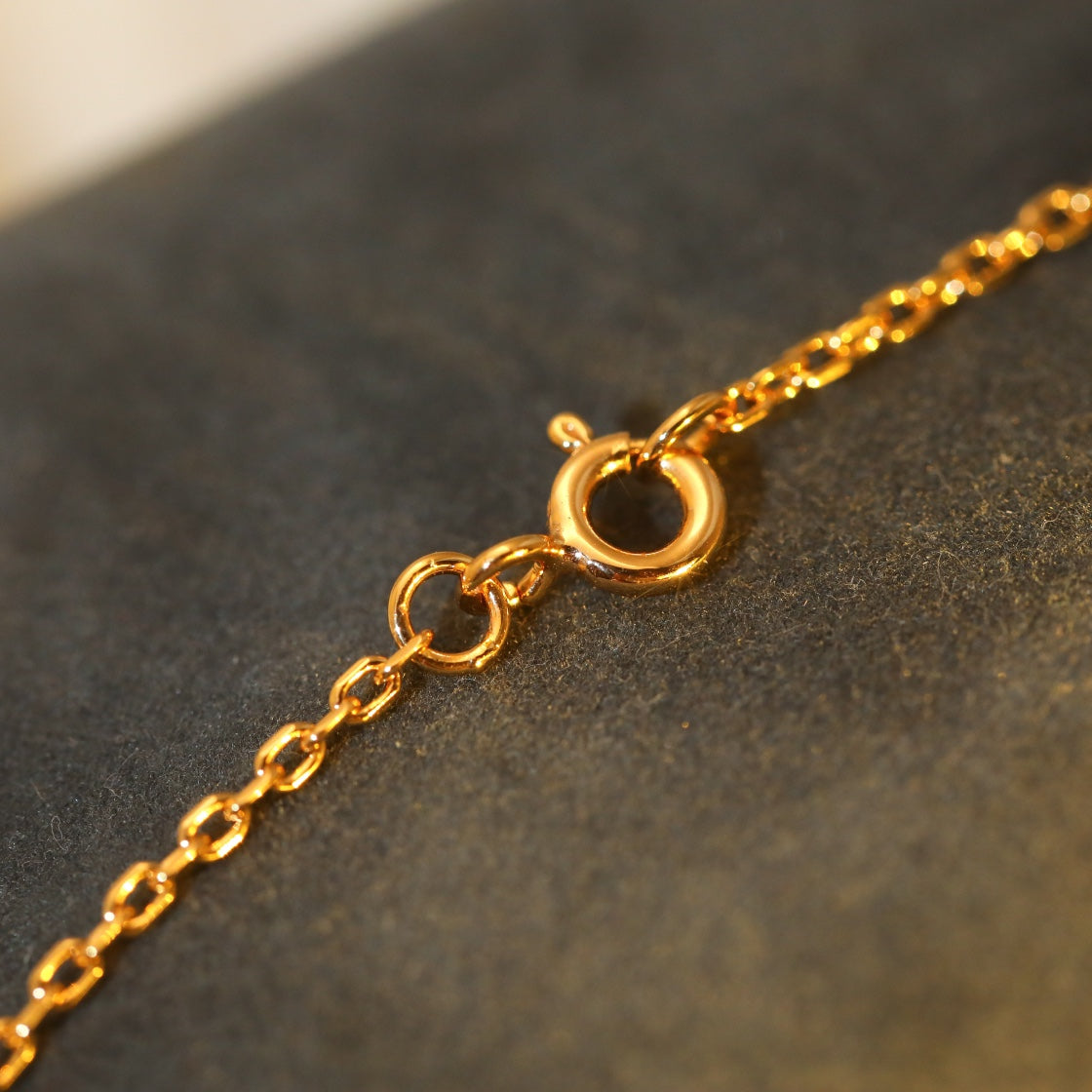 [BLAUE TRÄNEN] HALSKETTE MIT SONNENANHÄNGER AUS ROTGOLD MIT 1 DIAMANT