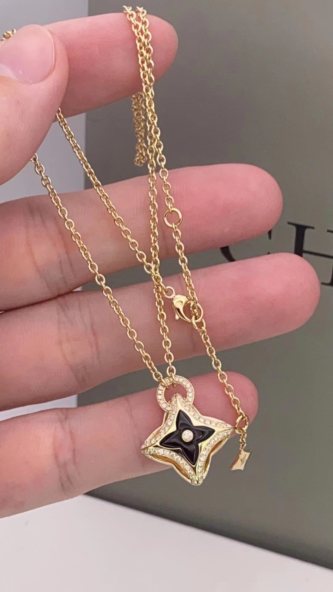 [BLAUE TRÄNEN] HALSKETTE MIT STERNADEL UND DIAMANTEN AUS ROTGOLD