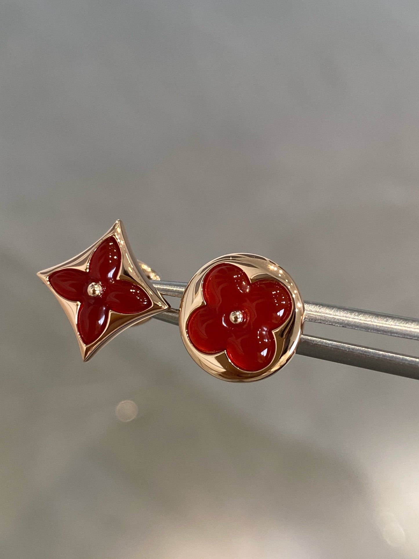 [BLUE TEARS]Ohrstecker mit Stern und Sonne aus Roségold mit Karneol