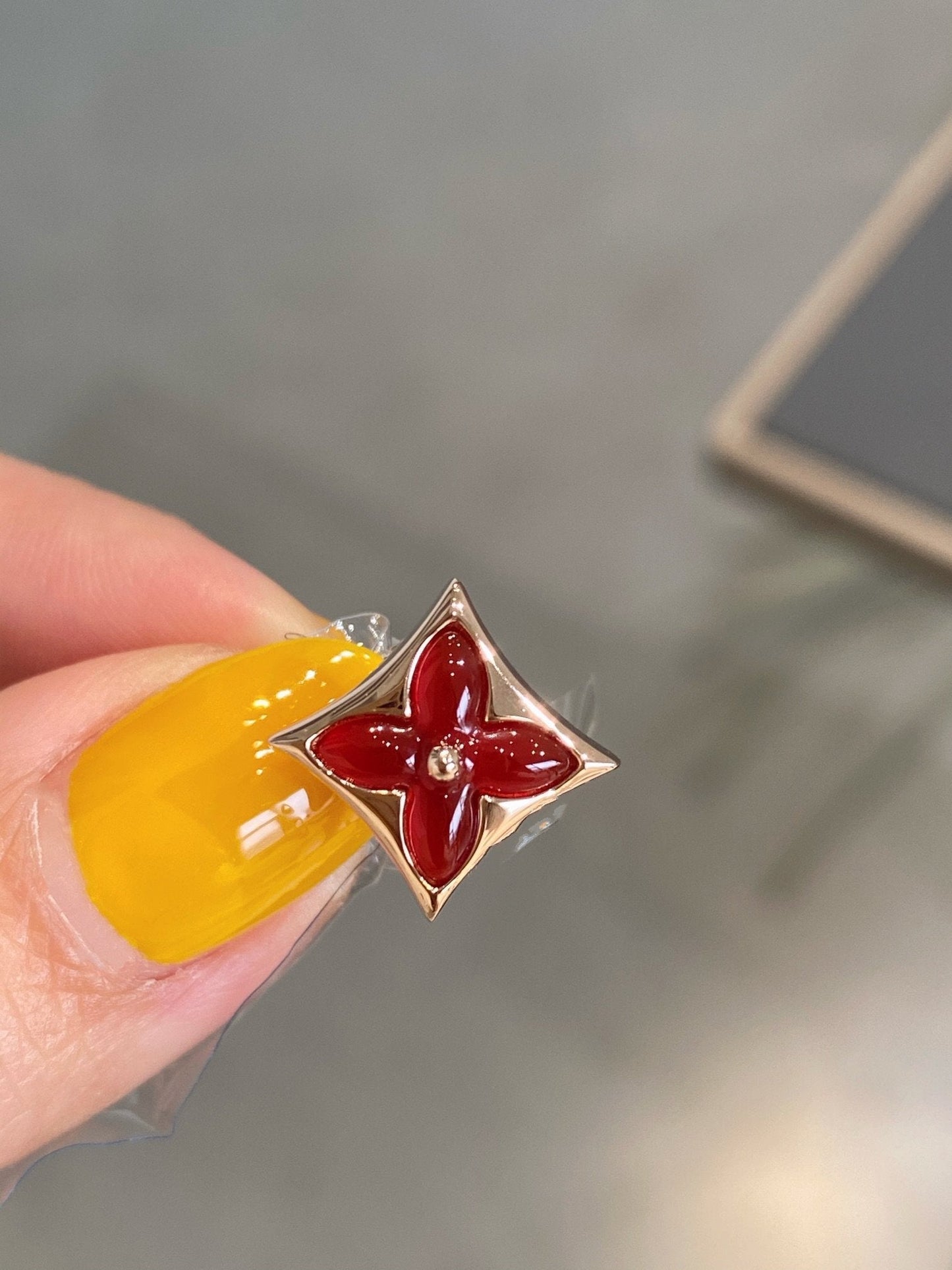 [BLUE TEARS]Ohrstecker mit Stern und Sonne aus Roségold mit Karneol