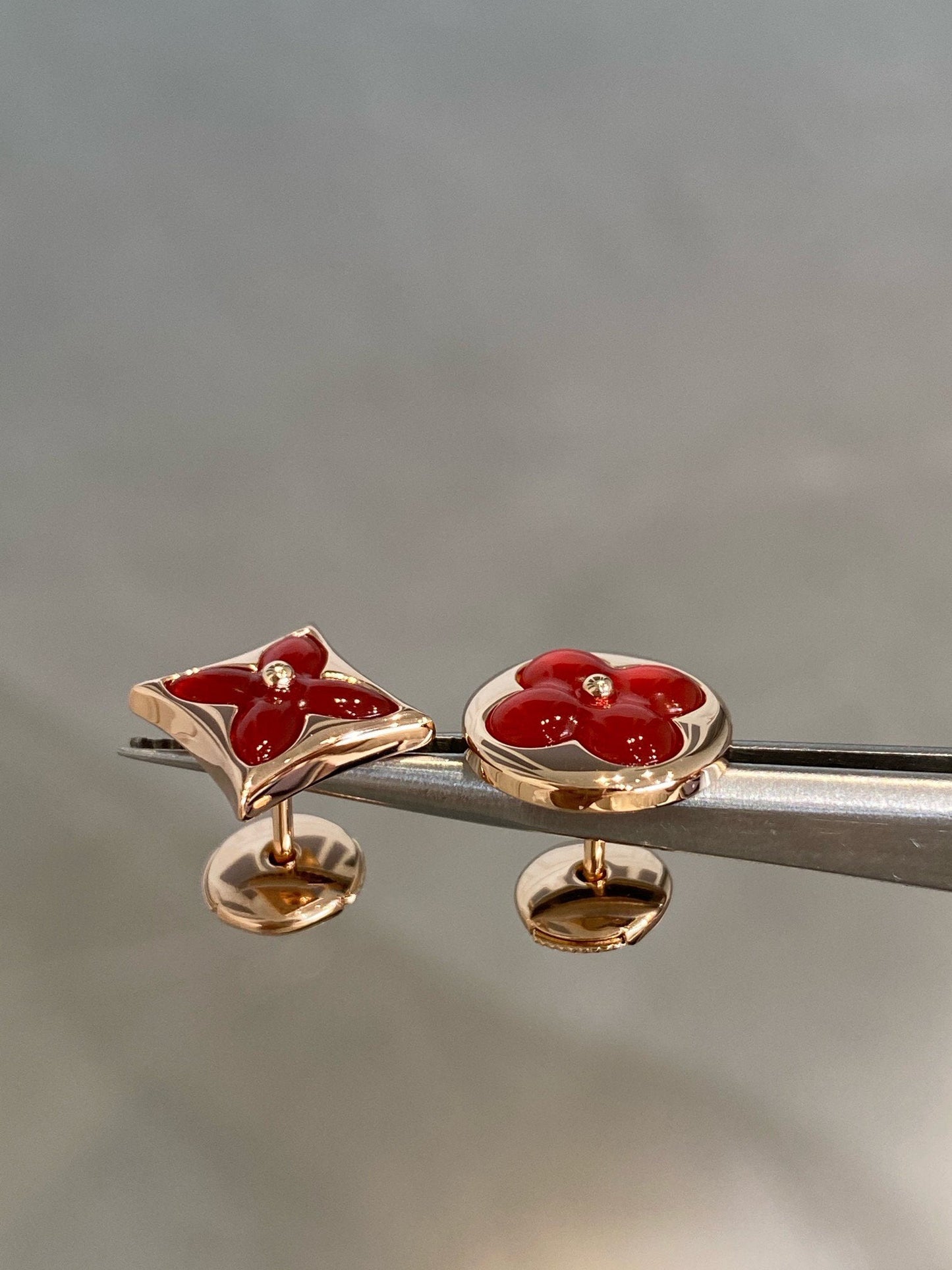 [BLUE TEARS]Ohrstecker mit Stern und Sonne aus Roségold mit Karneol