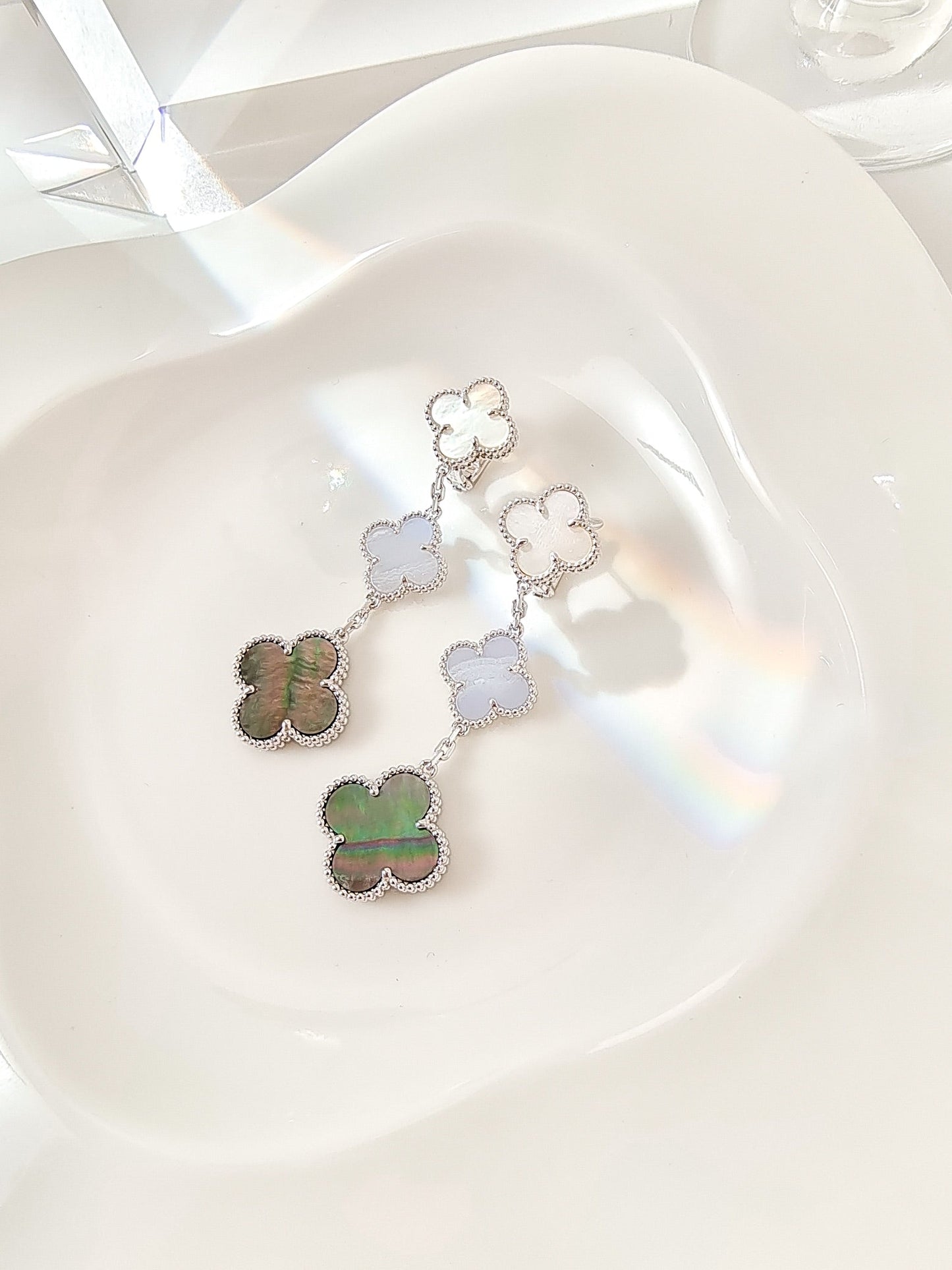 [BLUE TEARS]クローバー 3モチーフ カルセドニー ダークモップ シルバー ピアス