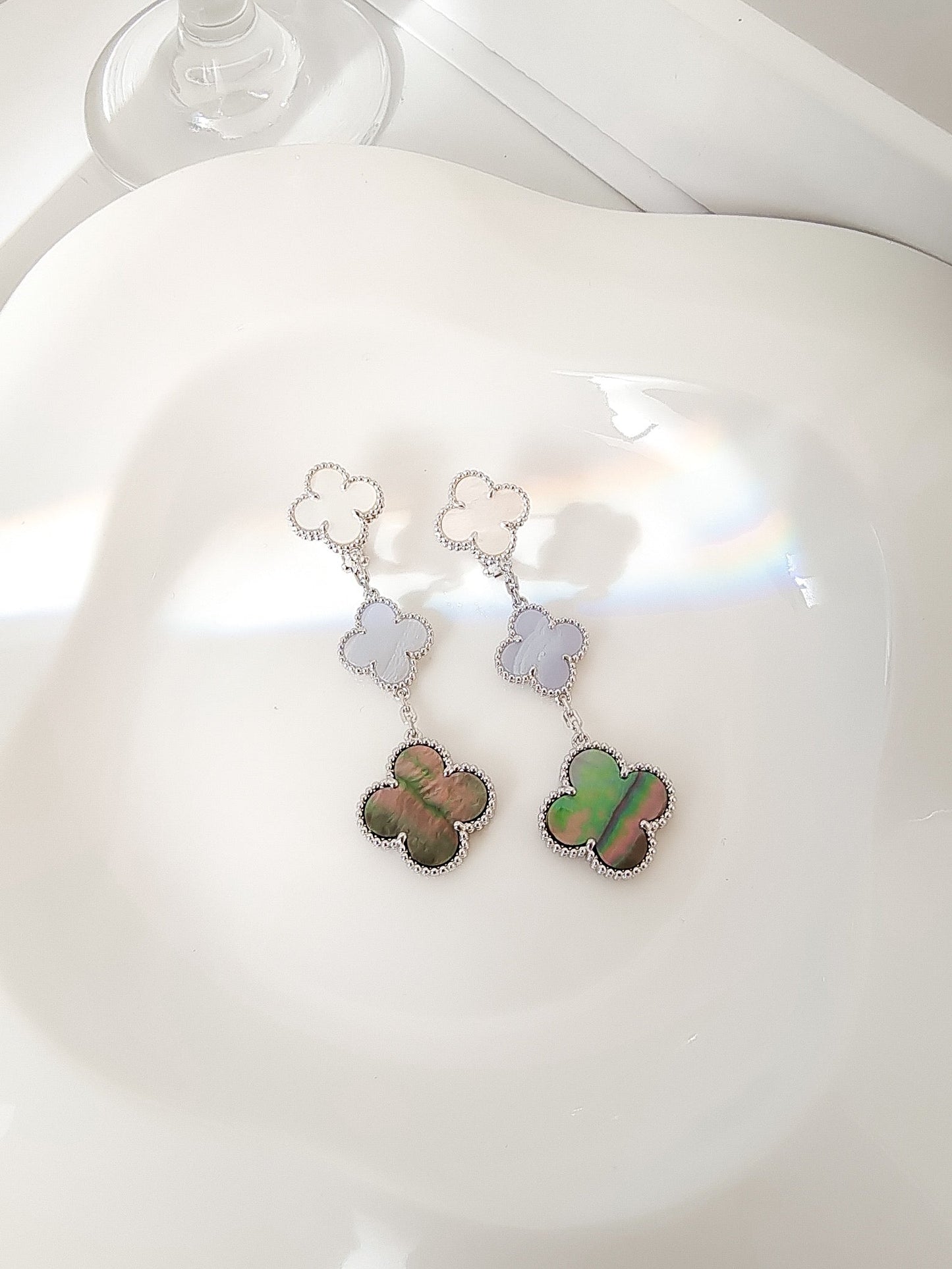 [BLUE TEARS]クローバー 3モチーフ カルセドニー ダークモップ シルバー ピアス