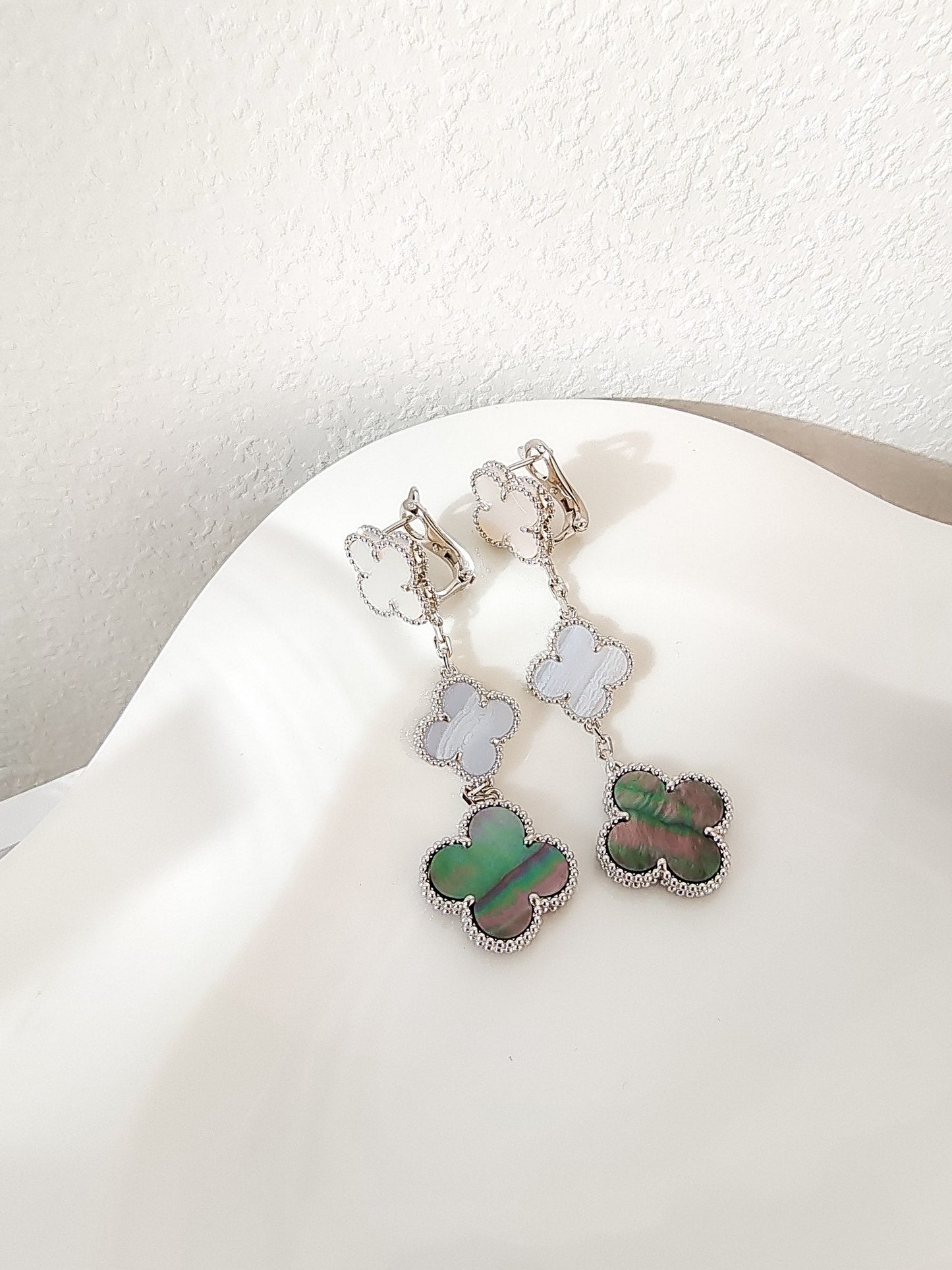 [BLUE TEARS]クローバー 3モチーフ カルセドニー ダークモップ シルバー ピアス