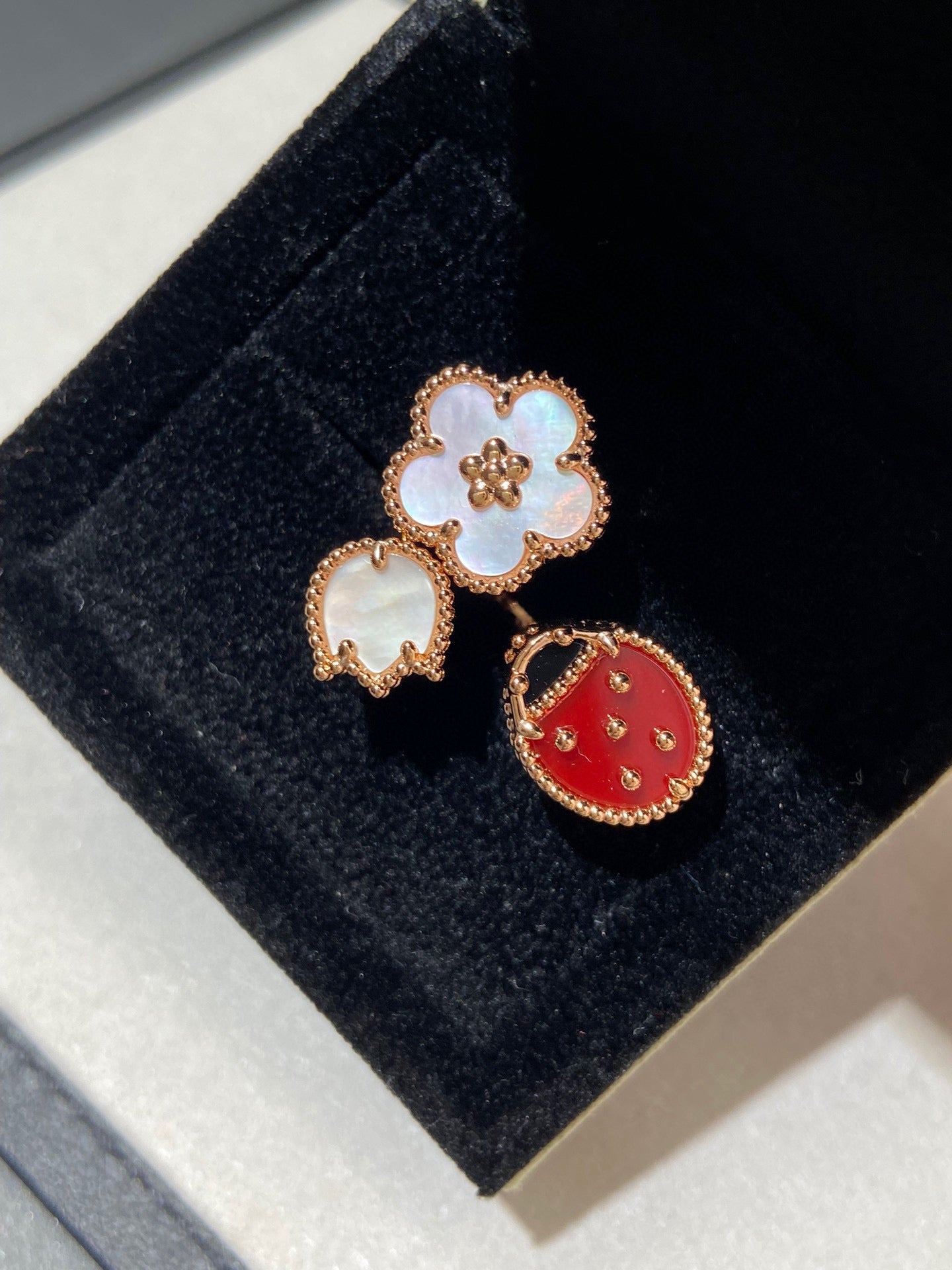 [BLAUE TRÄNEN] RING AUS ROSÉGOLD MIT GLÜCKS-3-MOTIV