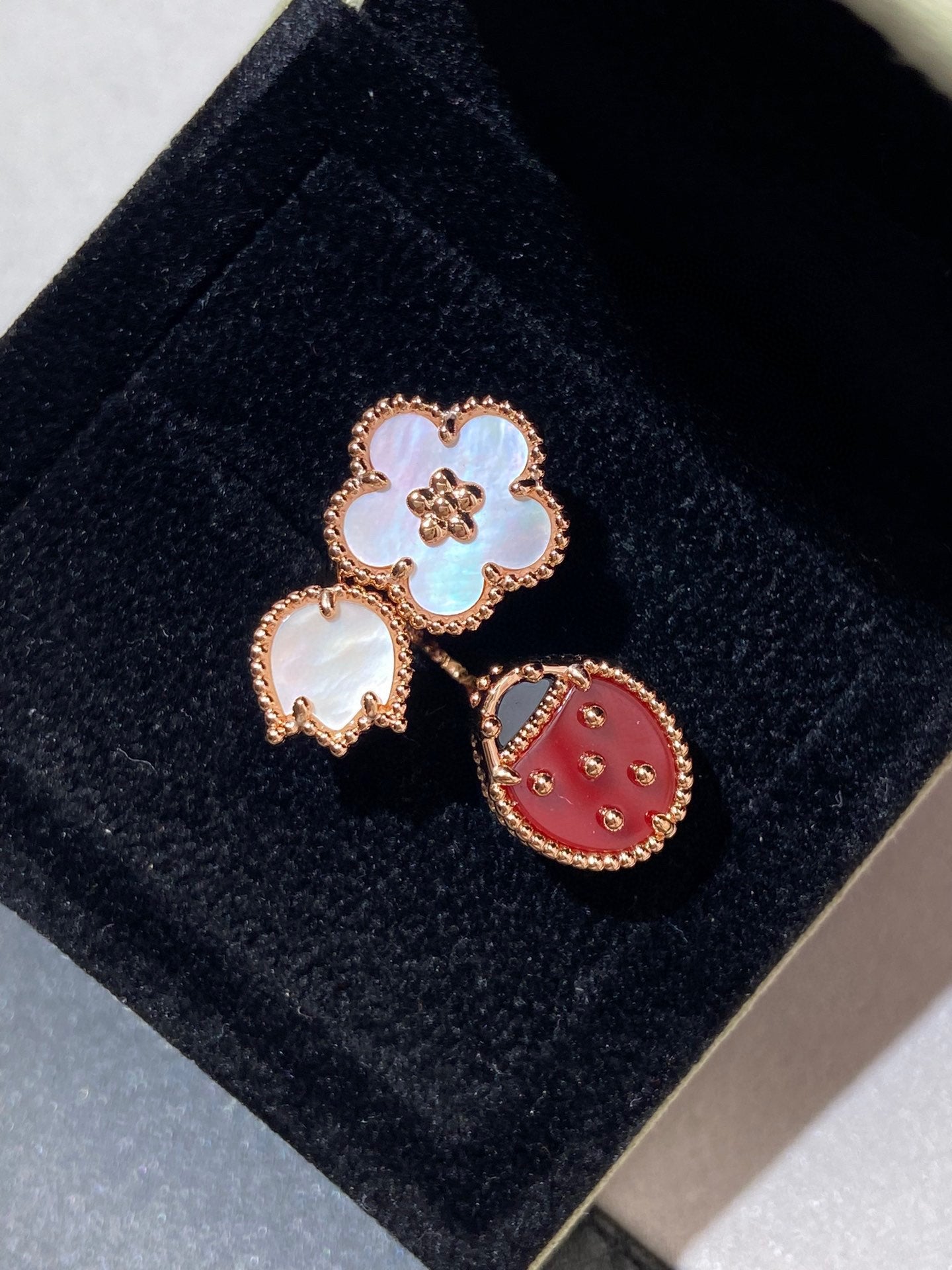 [BLAUE TRÄNEN] RING AUS ROSÉGOLD MIT GLÜCKS-3-MOTIV