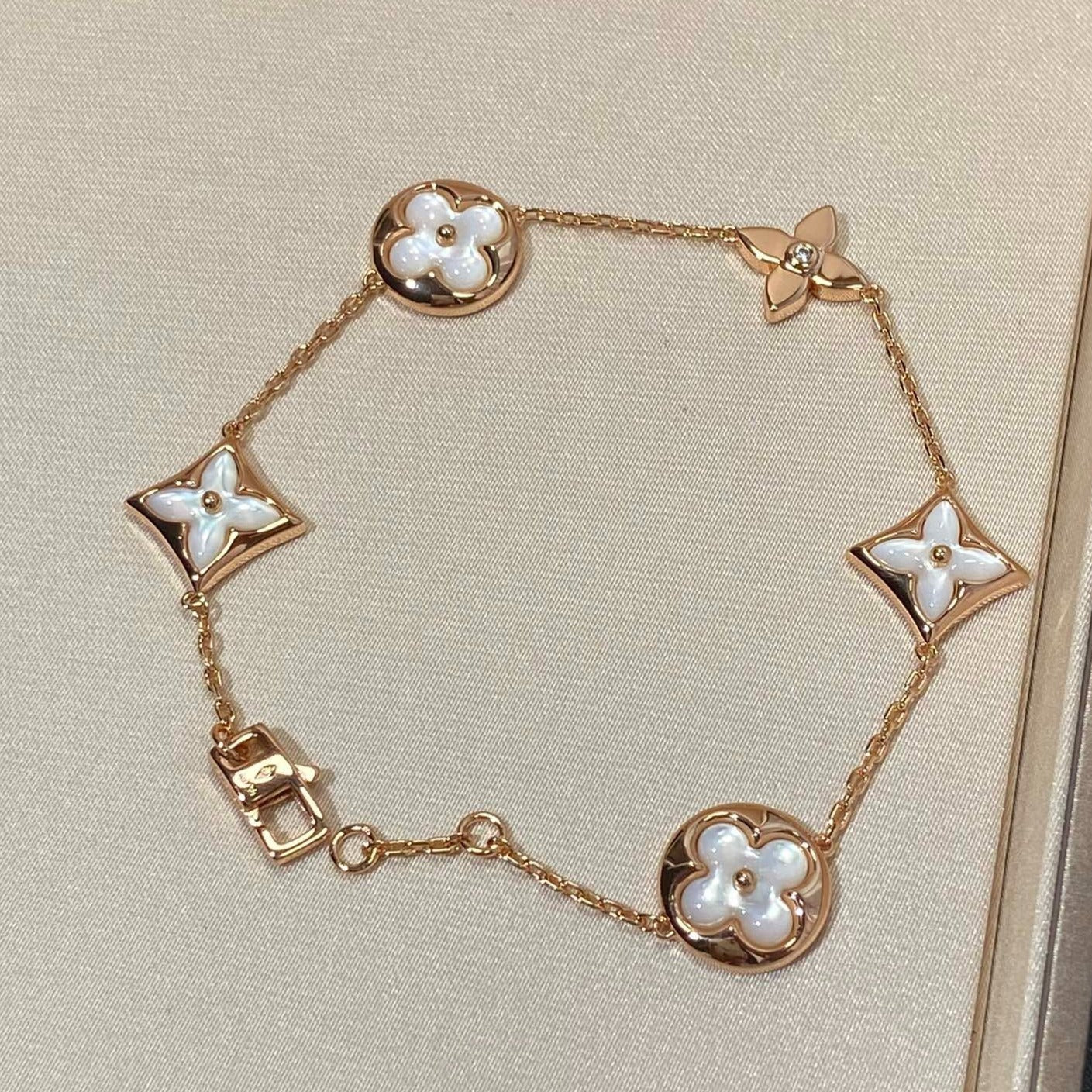 [BLAUE TRÄNEN]ARMBAND AUS ROTGOLD MIT 5 MOTIV „STERN UND SONNE“