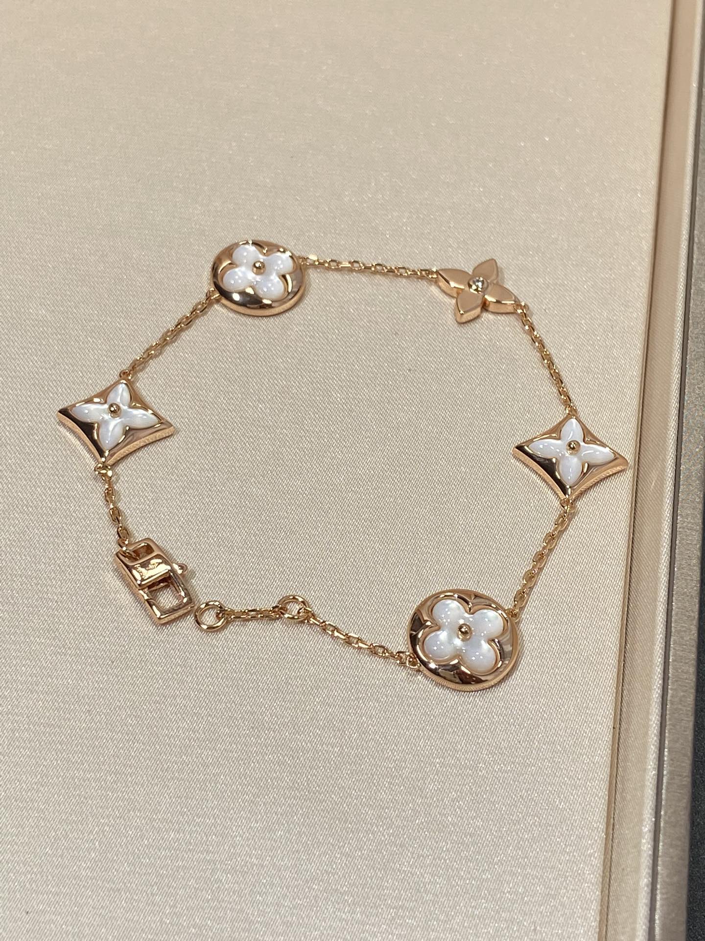 [BLAUE TRÄNEN]ARMBAND AUS ROTGOLD MIT 5 MOTIV „STERN UND SONNE“