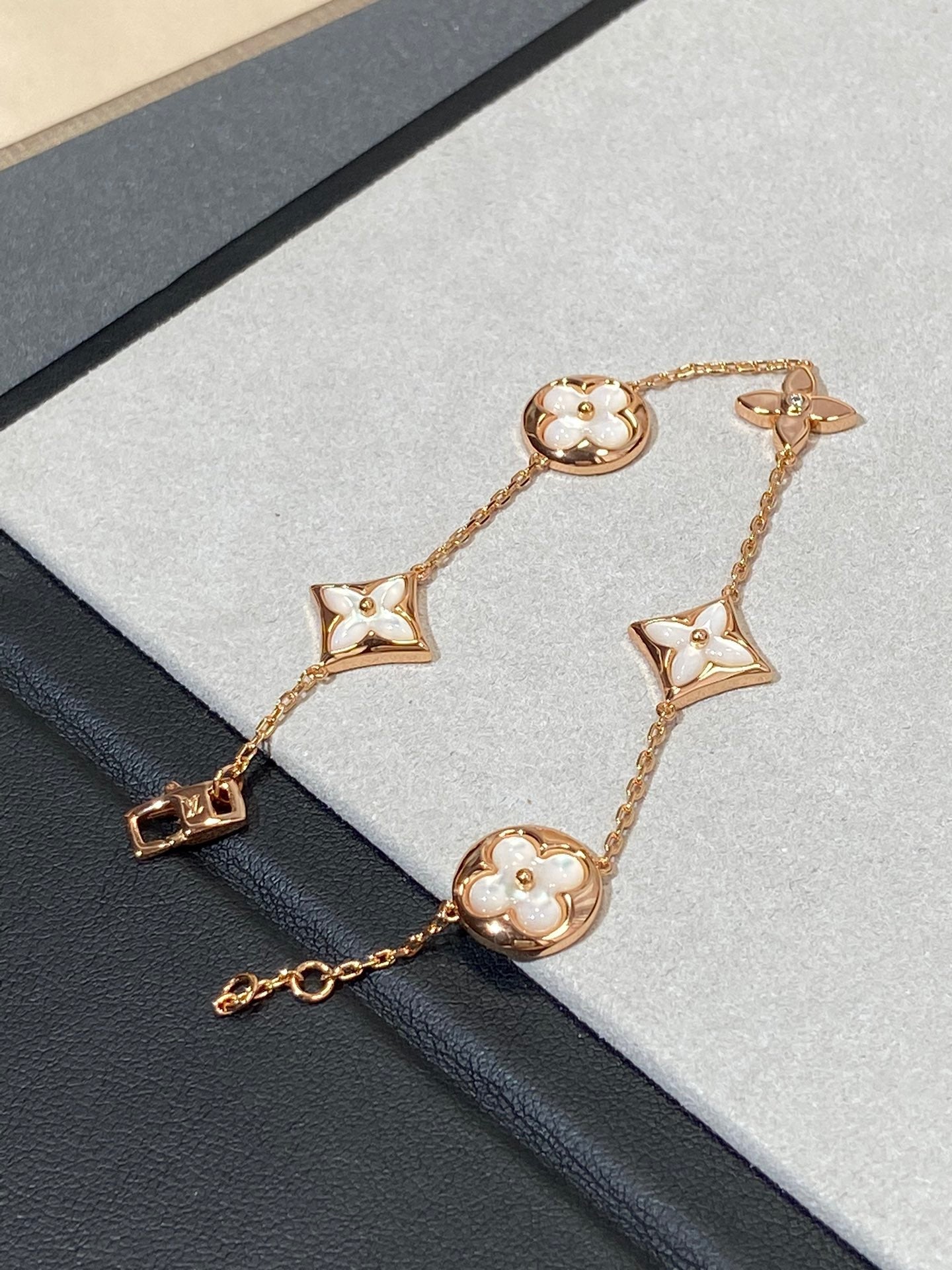 [BLAUE TRÄNEN]ARMBAND AUS ROTGOLD MIT 5 MOTIV „STERN UND SONNE“
