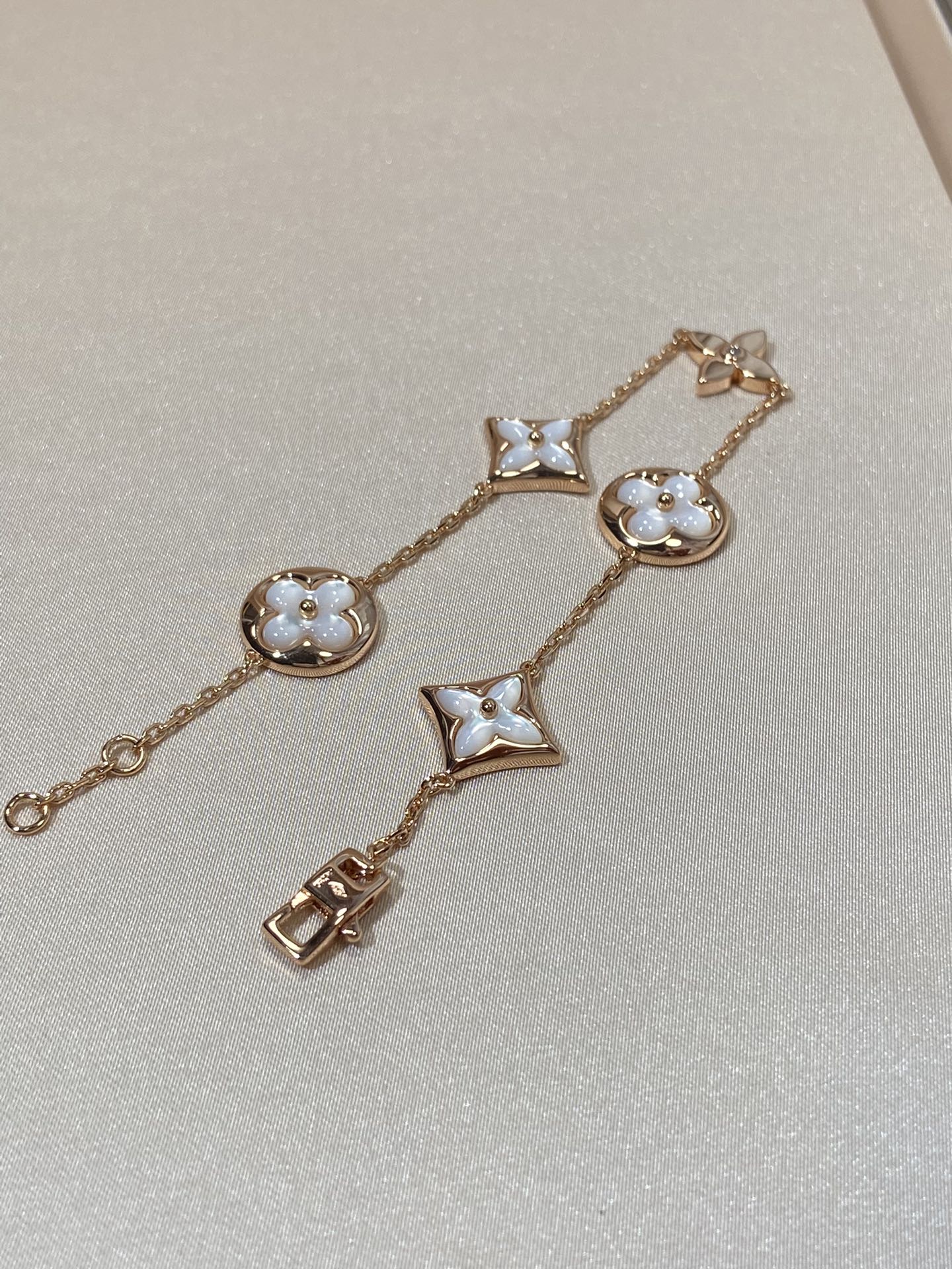 [BLAUE TRÄNEN]ARMBAND AUS ROTGOLD MIT 5 MOTIV „STERN UND SONNE“