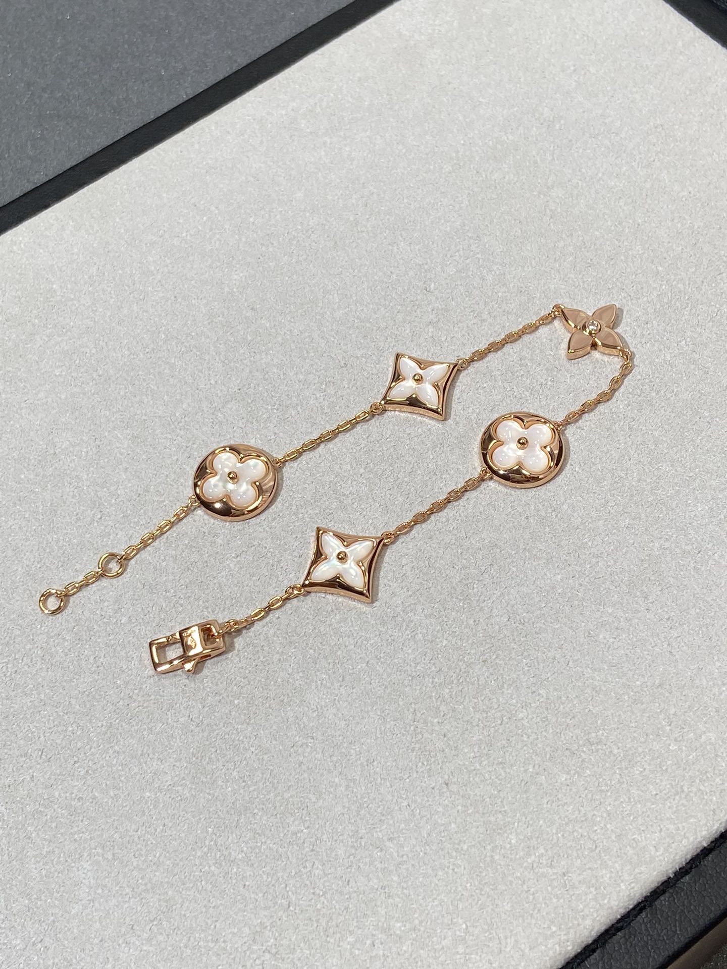 [BLAUE TRÄNEN]ARMBAND AUS ROTGOLD MIT 5 MOTIV „STERN UND SONNE“
