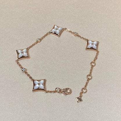 [BLAUE TRÄNEN]ARMBAND AUS ROTGOLD MIT 4 STERNENMOTIVEN UND DIAMANTEN