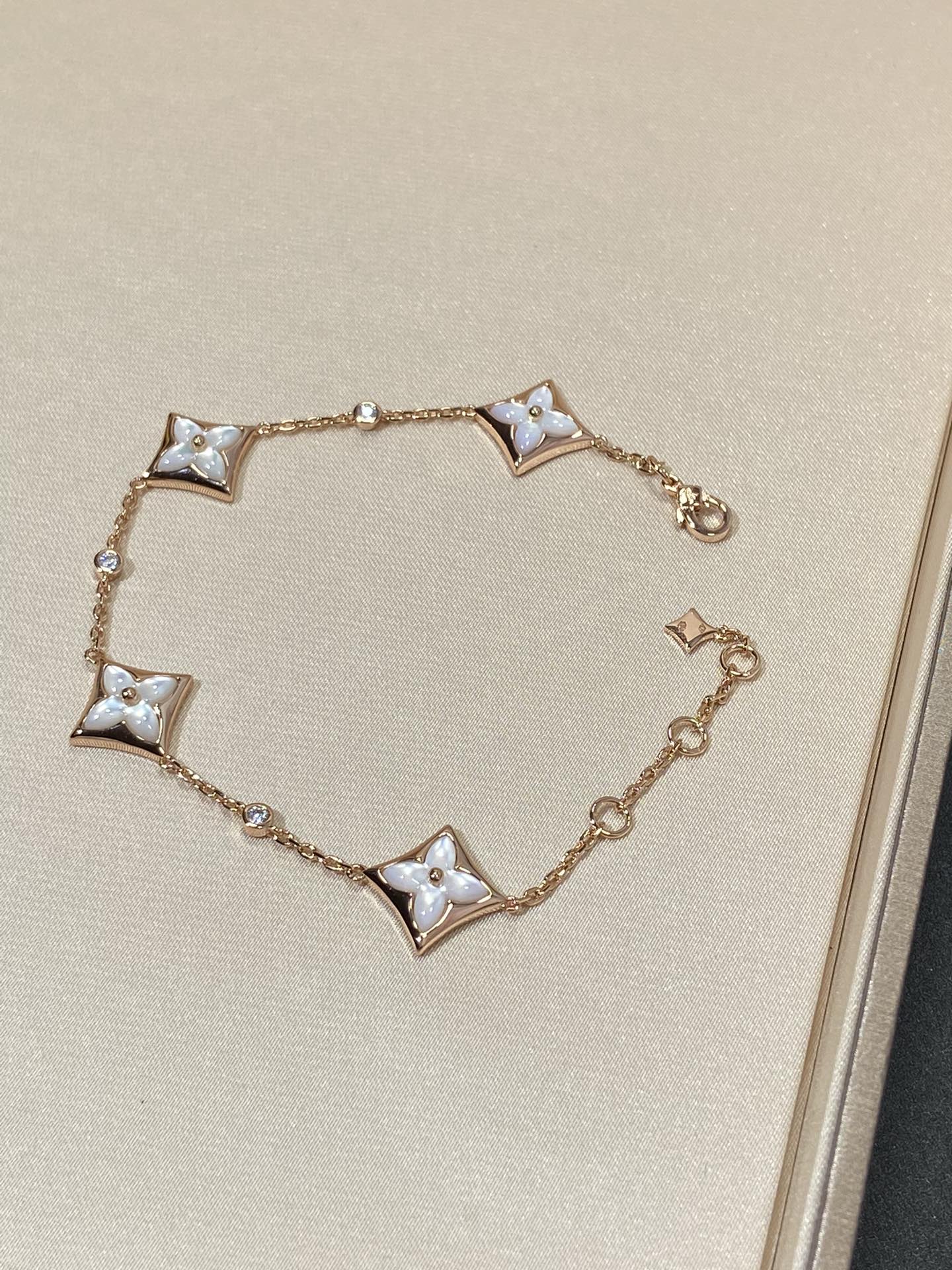 [BLAUE TRÄNEN]ARMBAND AUS ROTGOLD MIT 4 STERNENMOTIVEN UND DIAMANTEN