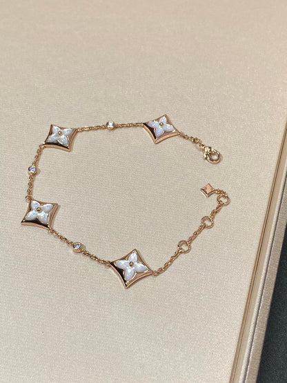 [BLAUE TRÄNEN]ARMBAND AUS ROTGOLD MIT 4 STERNENMOTIVEN UND DIAMANTEN