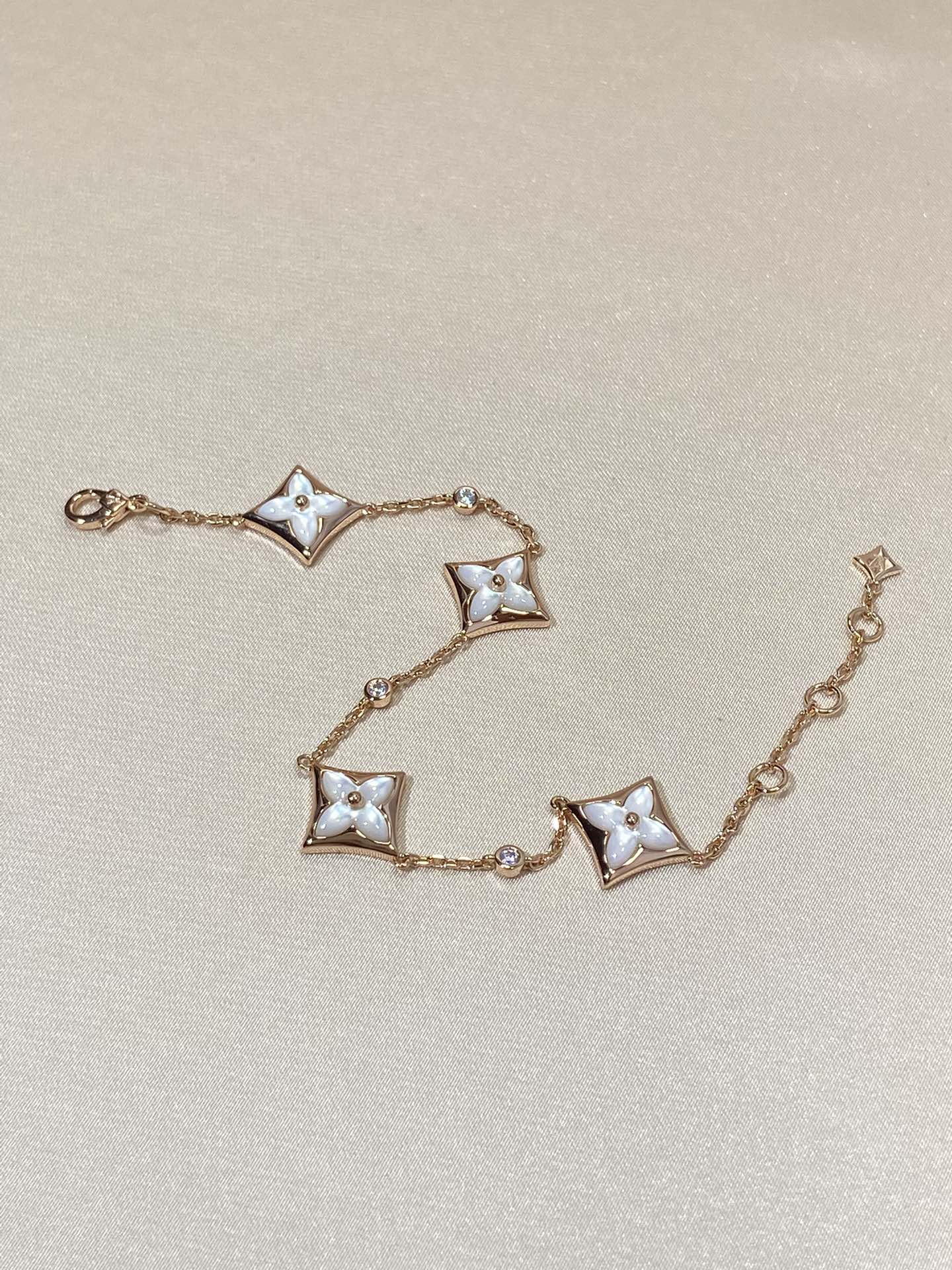 [BLAUE TRÄNEN]ARMBAND AUS ROTGOLD MIT 4 STERNENMOTIVEN UND DIAMANTEN