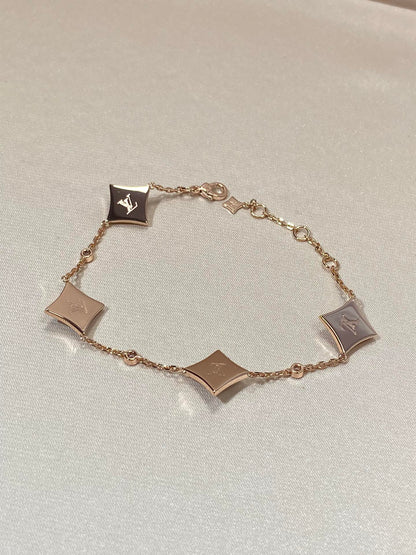 [BLAUE TRÄNEN]ARMBAND AUS ROTGOLD MIT 4 STERNENMOTIVEN UND DIAMANTEN