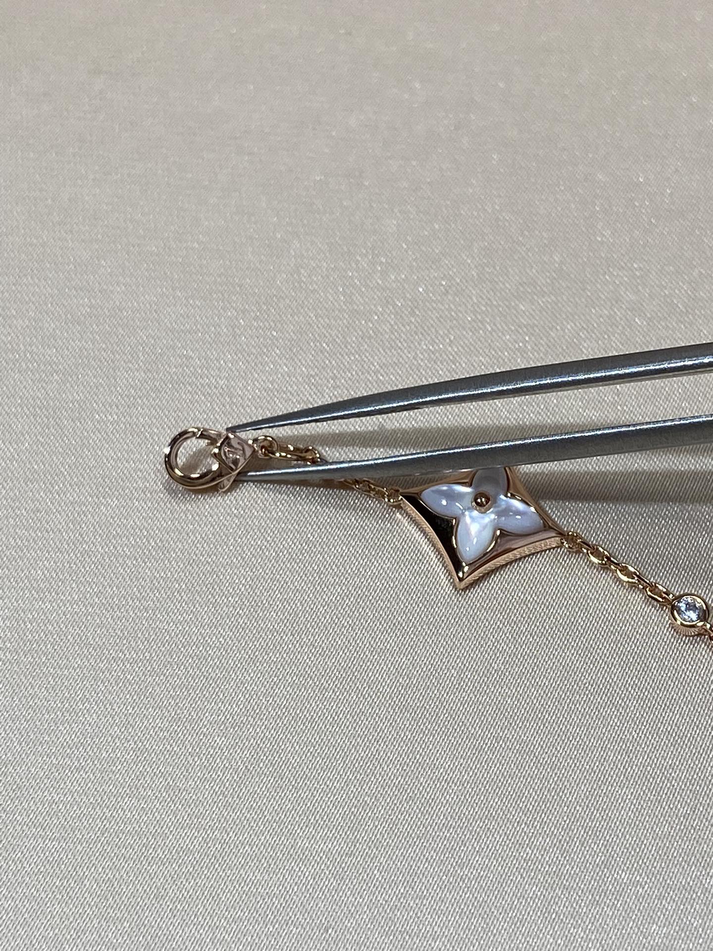 [BLAUE TRÄNEN]ARMBAND AUS ROTGOLD MIT 4 STERNENMOTIVEN UND DIAMANTEN