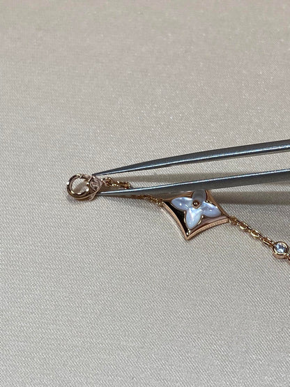 [BLAUE TRÄNEN]ARMBAND AUS ROTGOLD MIT 4 STERNENMOTIVEN UND DIAMANTEN